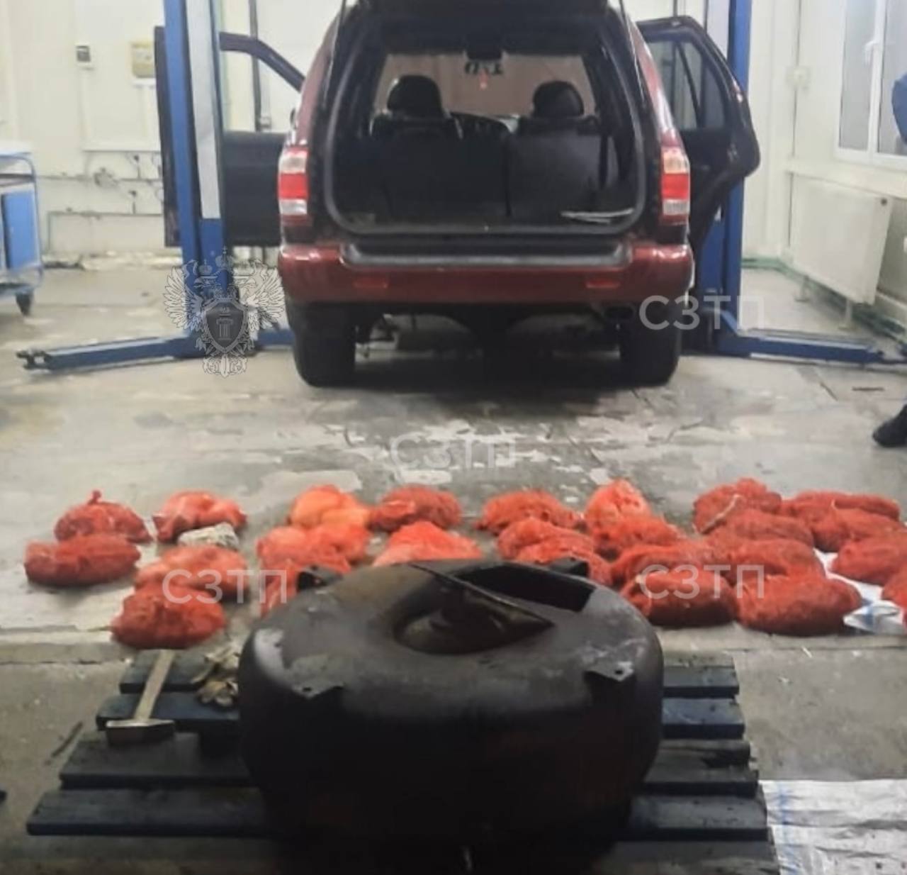 У вёзшего янтарь в Литву в сетках из-под лука отобрали машину