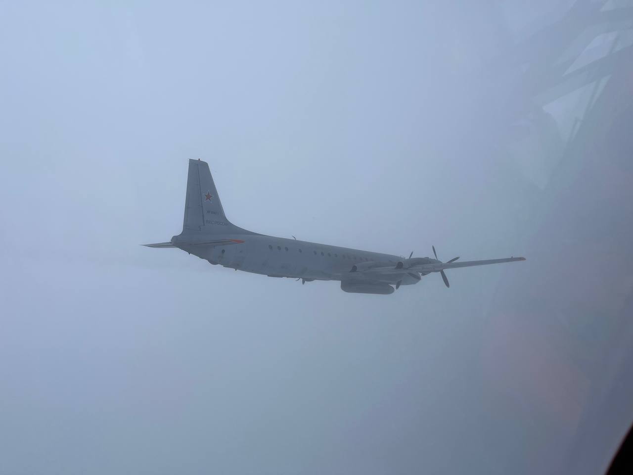 Во второй раз за эту неделю пара МиГ-29А ВВС Польши была поднята в воздух сегодня утром с 22-й тактической авиабазы в Мальборке для перехвата и сопровождения российского самолёта радиоэлектронной разведки Ил-20М... Во второй раз за эту неделю пара МиГ-29А ВВС Польши была поднята в воздух сегодня утром с 22-й тактической авиабазы в Мальборке для перехвата и сопровождения российского самолёта радиоэлектронной разведки Ил-20М...