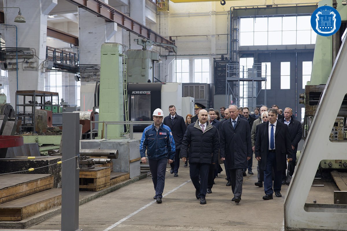 Помощник Президента России, председатель Морской коллегии Николай Патрушев вручил орден «За доблестный труд» коллективу судостроительного завода «Янтарь» Помощник Президента России, председатель Морской коллегии Николай Патрушев вручил орден «За доблестный труд» коллективу судостроительного завода «Янтарь»