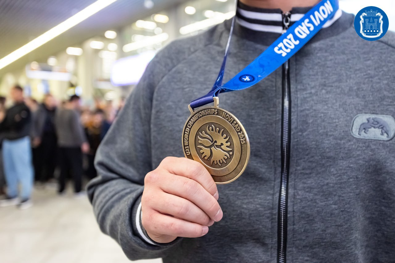 В калининградском аэропорту «Храброво» встретили победителя первенства мира по вольной борьбе Арсена Балаяна В калининградском аэропорту «Храброво» встретили победителя первенства мира по вольной борьбе Арсена Балаяна