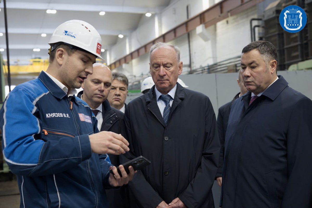 Помощник Президента России, председатель Морской коллегии Николай Патрушев вручил орден «За доблестный труд» коллективу судостроительного завода «Янтарь» Помощник Президента России, председатель Морской коллегии Николай Патрушев вручил орден «За доблестный труд» коллективу судостроительного завода «Янтарь»