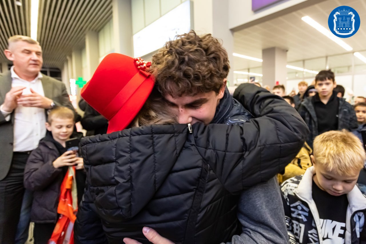 В калининградском аэропорту «Храброво» встретили победителя первенства мира по вольной борьбе Арсена Балаяна В калининградском аэропорту «Храброво» встретили победителя первенства мира по вольной борьбе Арсена Балаяна