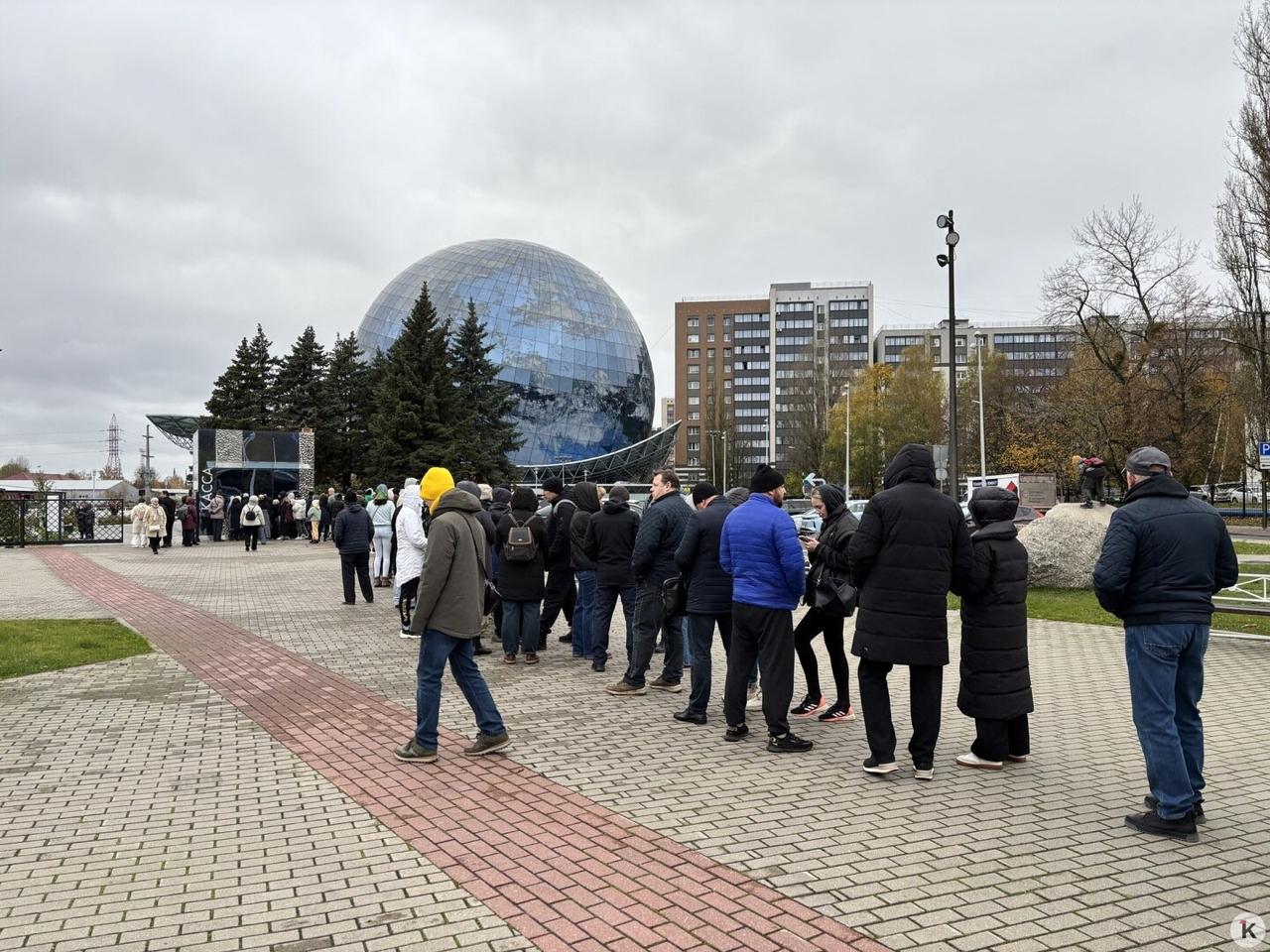 Очередь в кассу «Планеты Океан» растянулась на две сотни метров Очередь в кассу «Планеты Океан» растянулась на две сотни метров