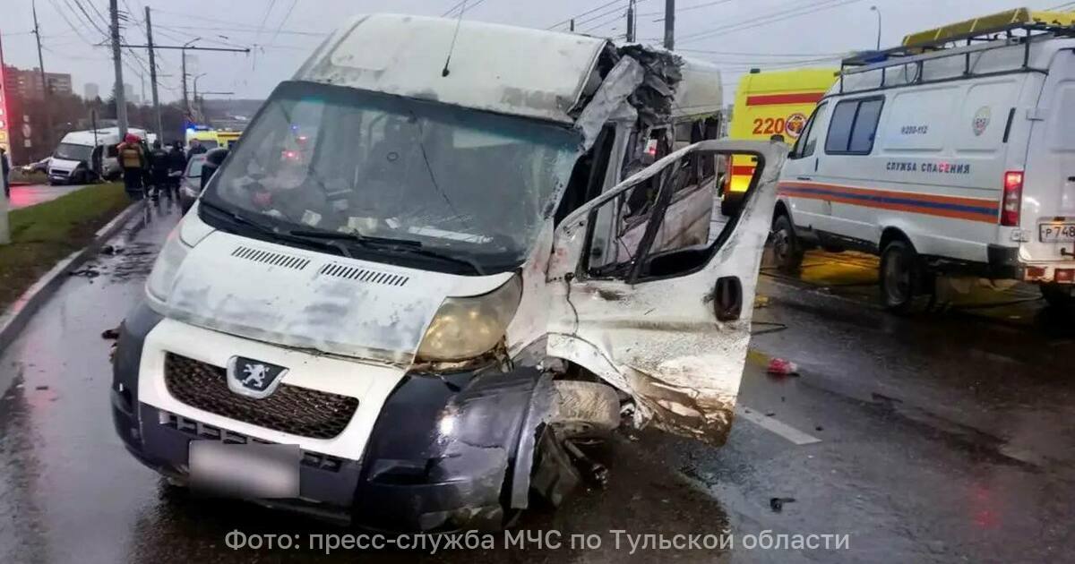В Туле на мосту столкнулись две маршрутки и трамвай, погибли 4 человека (фото)