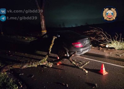 Бесстрашная женщина в шторм рванула в ночь на «Мерседесе»