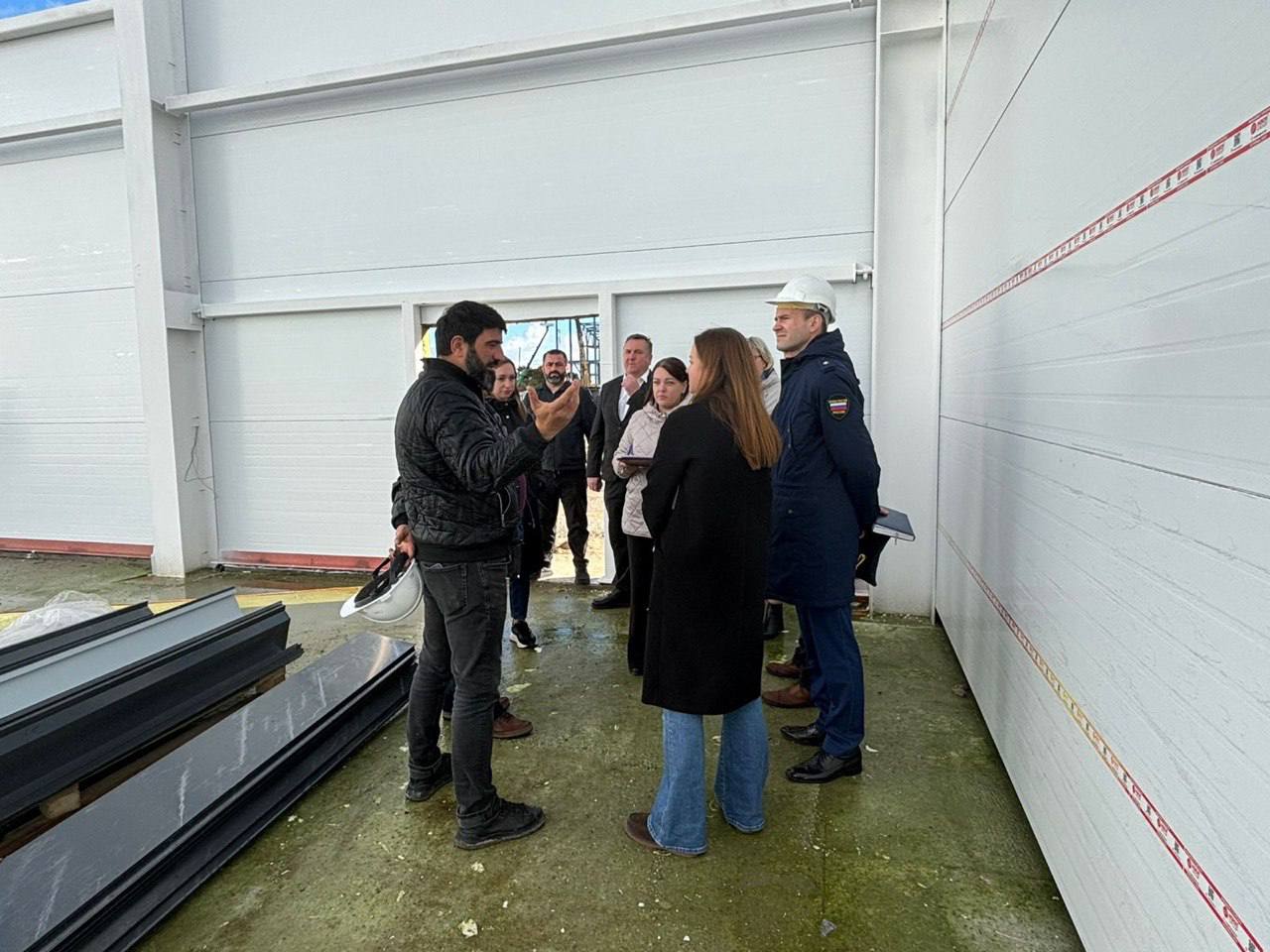 Прокурор Гвардейского района с выездом проверил ход строительства физкультурно-оздоровительного комплекса Прокурор Гвардейского района с выездом проверил ход строительства физкультурно-оздоровительного комплекса