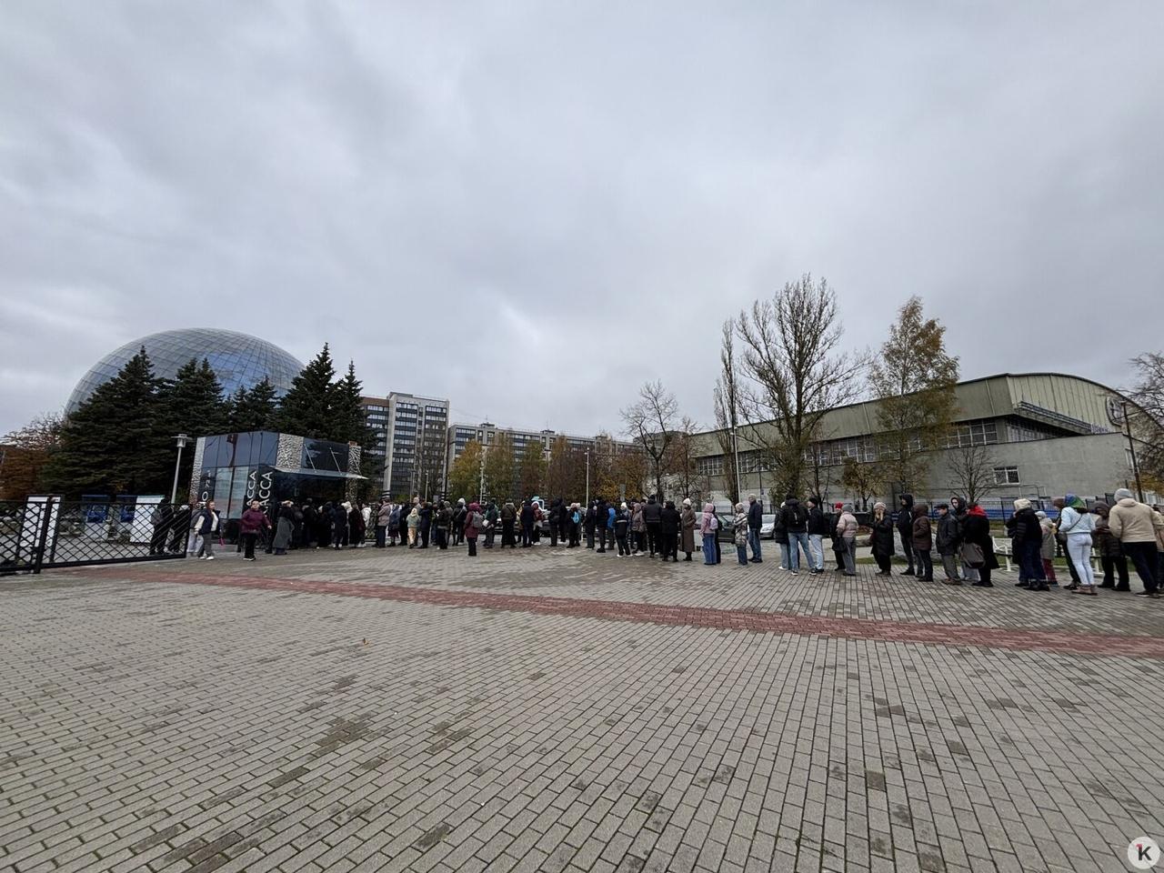 Очередь в кассу «Планеты Океан» растянулась на две сотни метров Очередь в кассу «Планеты Океан» растянулась на две сотни метров