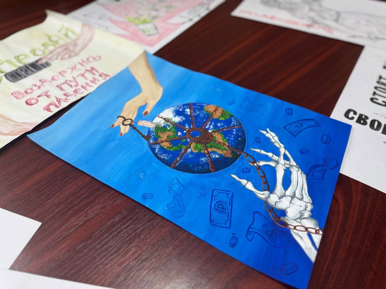 В следственном управлении подведены итоги первого этапа ежегодного конкурса детского рисунка, посвященного Международному дню борьбы с коррупцией