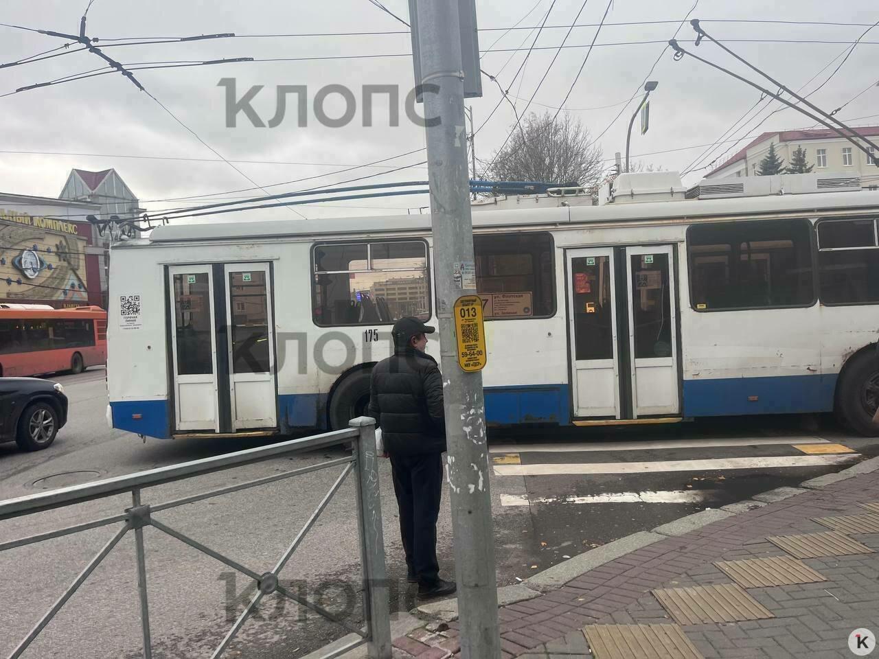 На пересечении Горького и Черняховского автобус столкнулся с троллейбусом На пересечении Горького и Черняховского автобус столкнулся с троллейбусом