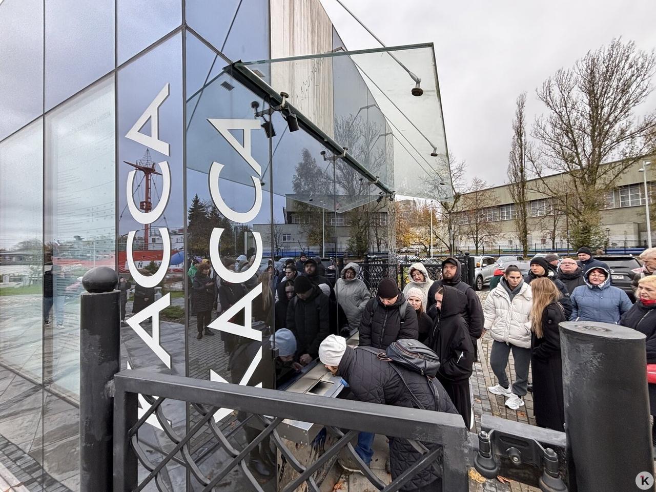 Очередь в кассу «Планеты Океан» растянулась на две сотни метров