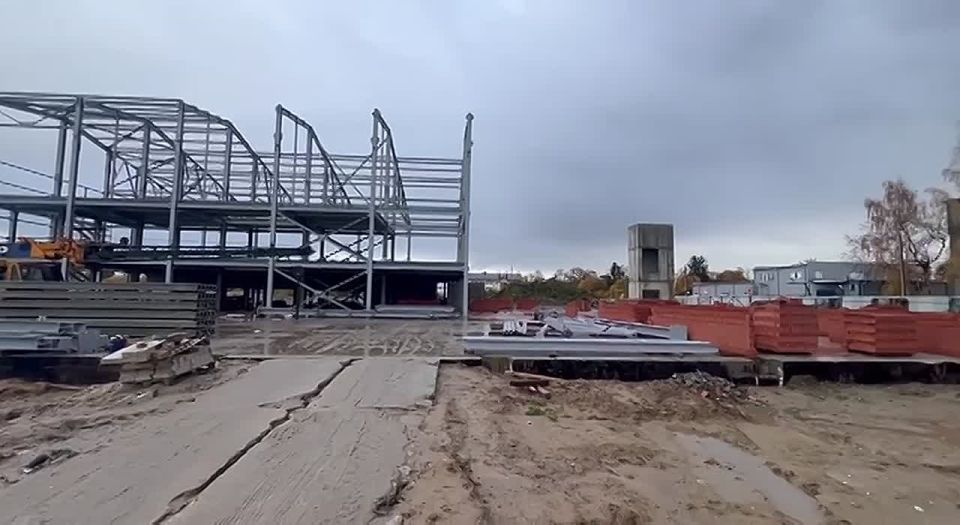 Прокурор Гвардейского района с выездом проверил ход строительства физкультурно-оздоровительного комплекса