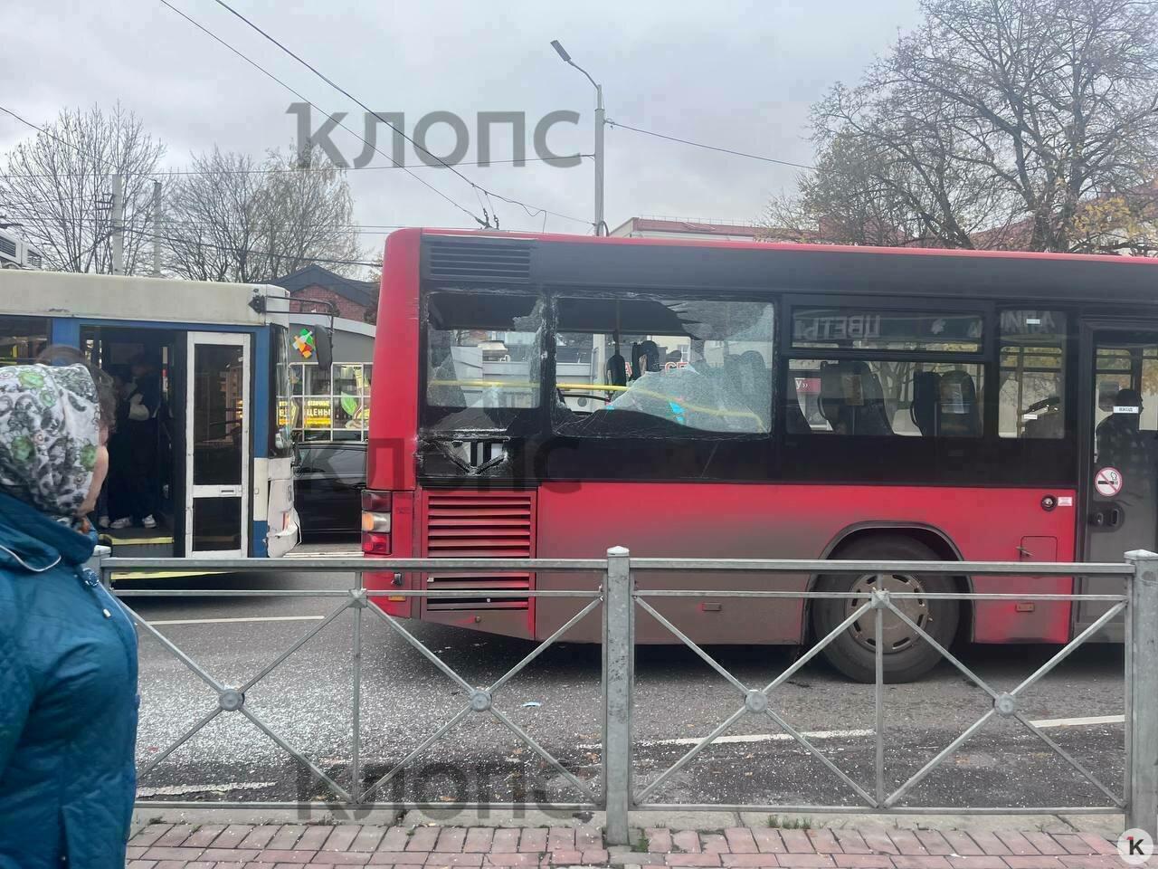 На пересечении Горького и Черняховского автобус столкнулся с троллейбусом