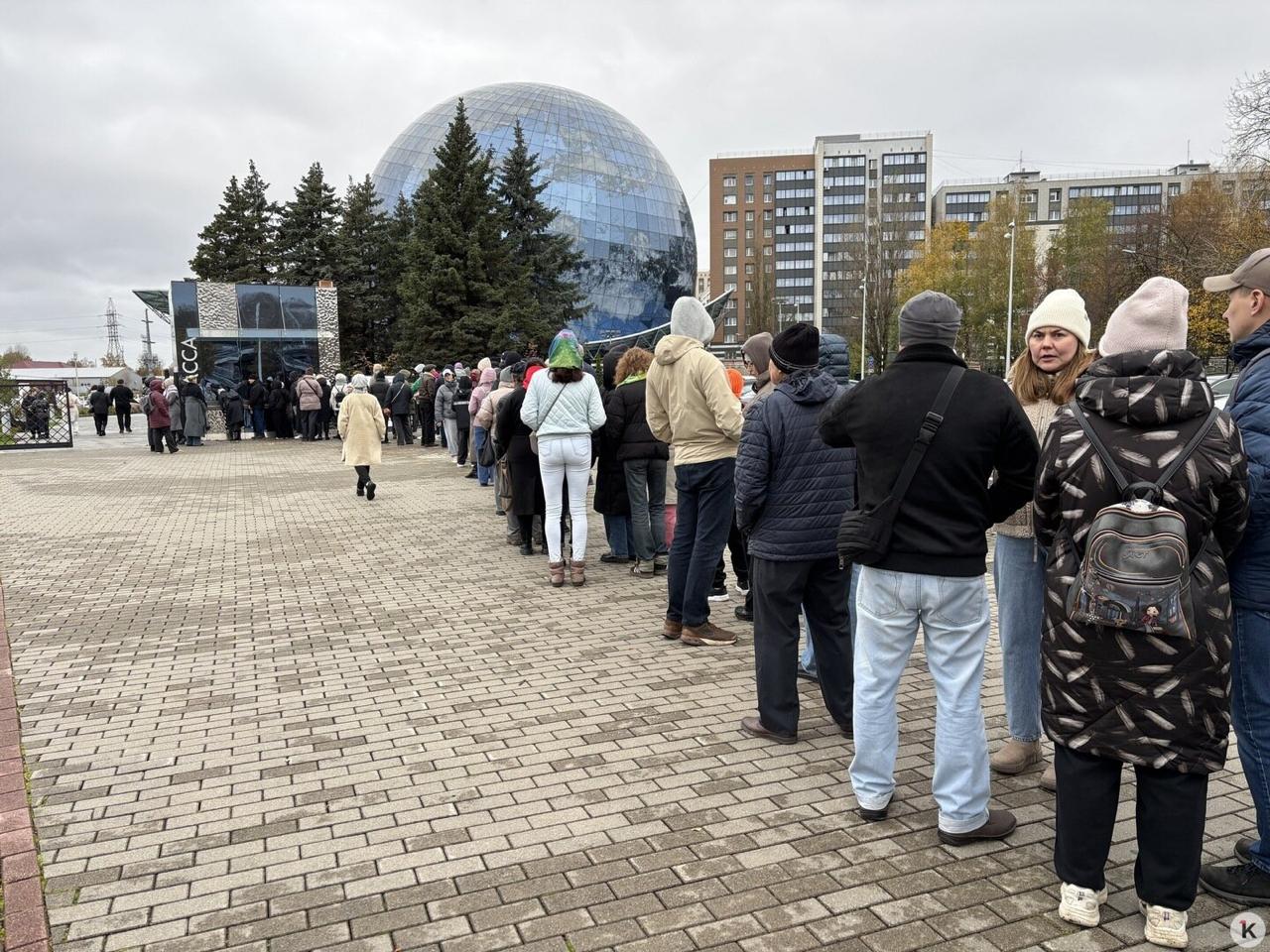 Очередь в кассу «Планеты Океан» растянулась на две сотни метров Очередь в кассу «Планеты Океан» растянулась на две сотни метров