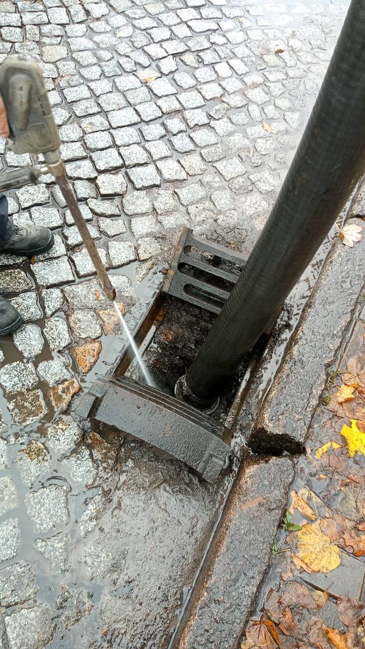 В Калининграде продолжают устранять подтопления и пилить деревья, режим повышенной готовности сохранится до вечера В Калининграде продолжают устранять подтопления и пилить деревья, режим повышенной готовности сохранится до вечера