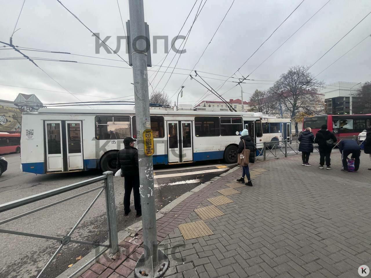 На пересечении Горького и Черняховского автобус столкнулся с троллейбусом На пересечении Горького и Черняховского автобус столкнулся с троллейбусом