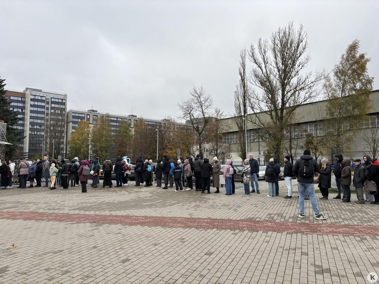 Очередь в кассу «Планеты Океан» растянулась на две сотни метров Очередь в кассу «Планеты Океан» растянулась на две сотни метров