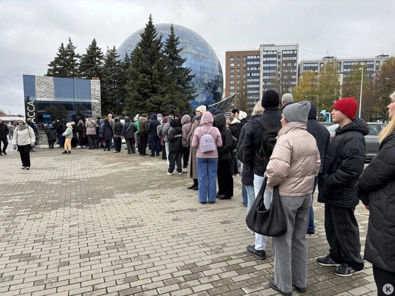 Очередь в кассу «Планеты Океан» растянулась на две сотни метров Очередь в кассу «Планеты Океан» растянулась на две сотни метров