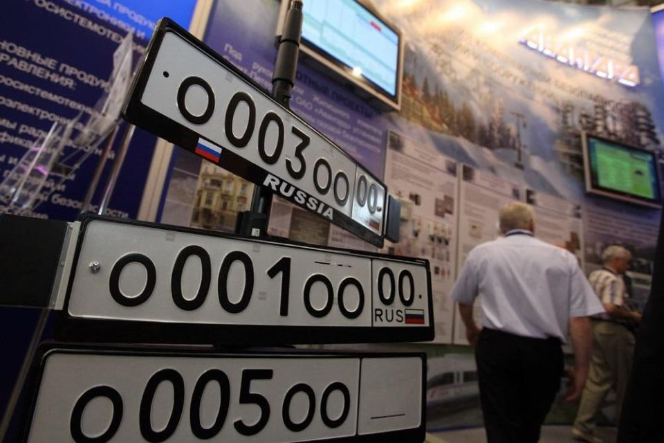 Деньги за так называемые "красивые" номера должны идти в бюджет - такой законопроект внесли в Госдуму