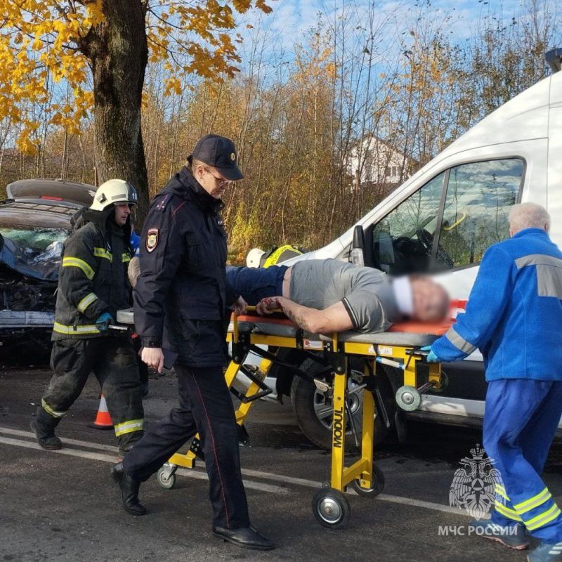 Водителя легковушки зажало в машине после аварии с грузовиком в Балтийске