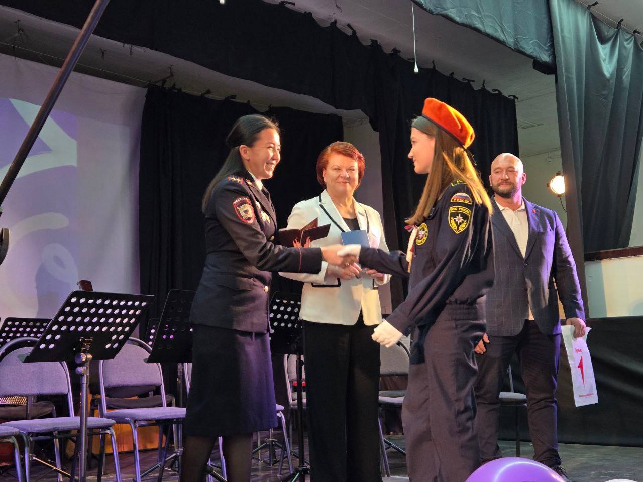 В Калининграде в День народного единства полицейские вручили паспорт гражданина Российской Федерации юным жителям региона В Калининграде в День народного единства полицейские вручили паспорт гражданина Российской Федерации юным жителям региона