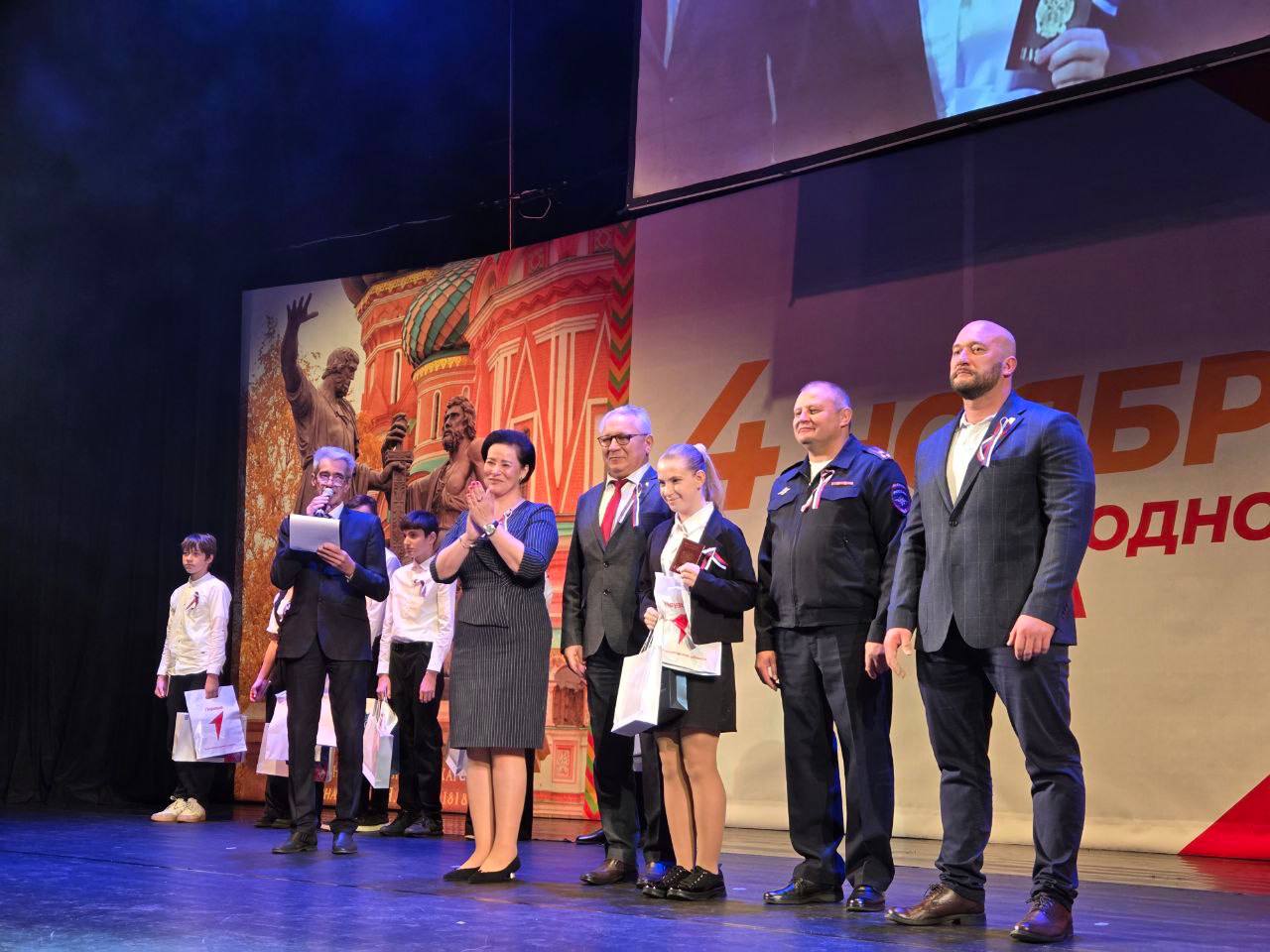 В Калининграде в День народного единства полицейские вручили паспорт гражданина Российской Федерации юным жителям региона В Калининграде в День народного единства полицейские вручили паспорт гражданина Российской Федерации юным жителям региона