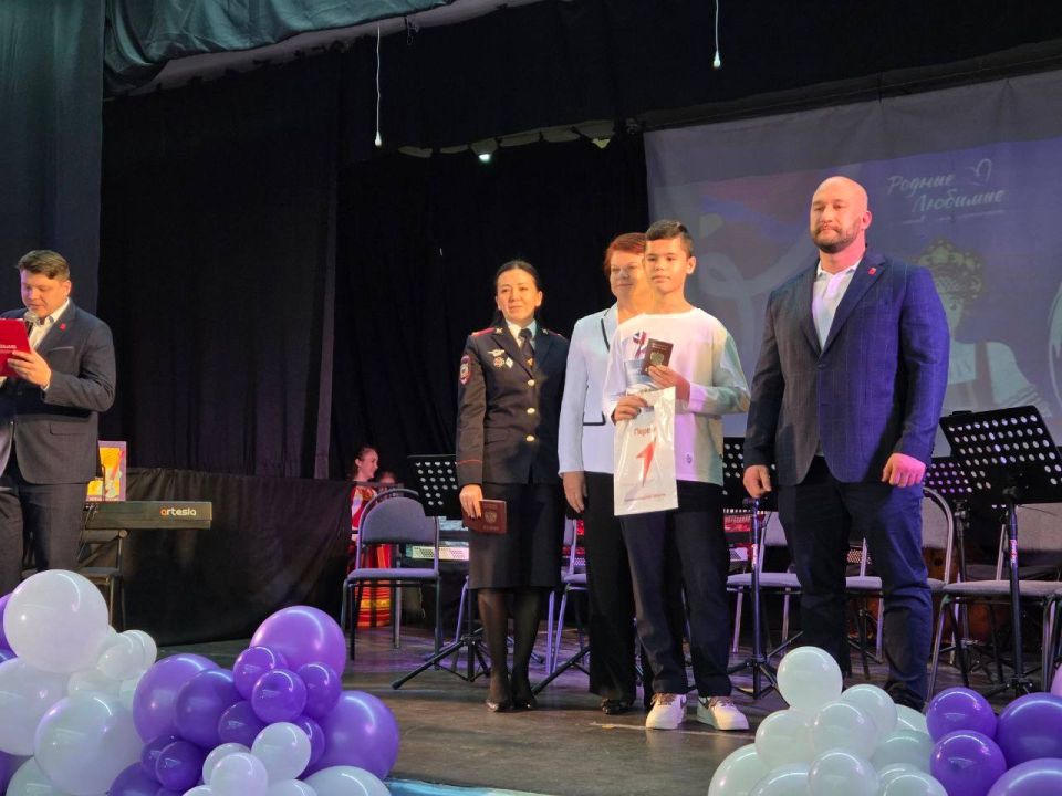 В Калининграде в День народного единства полицейские вручили паспорт гражданина Российской Федерации юным жителям региона В Калининграде в День народного единства полицейские вручили паспорт гражданина Российской Федерации юным жителям региона