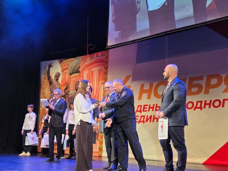 В Калининграде в День народного единства полицейские вручили паспорт гражданина Российской Федерации юным жителям региона В Калининграде в День народного единства полицейские вручили паспорт гражданина Российской Федерации юным жителям региона