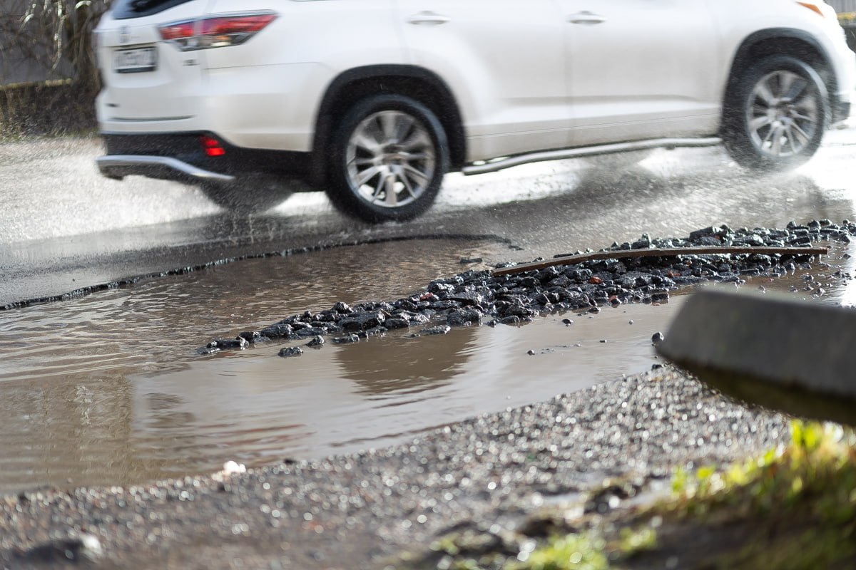 После сообщений о разбитой дороге в поселке Калининградской области завели уголовное дело