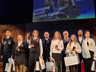 В Калининграде в День народного единства полицейские вручили паспорт гражданина Российской Федерации юным жителям региона