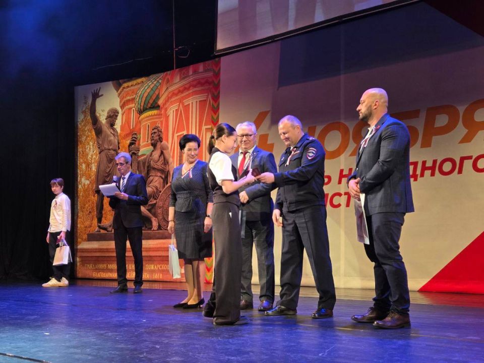 В Калининграде в День народного единства полицейские вручили паспорт гражданина Российской Федерации юным жителям региона В Калининграде в День народного единства полицейские вручили паспорт гражданина Российской Федерации юным жителям региона