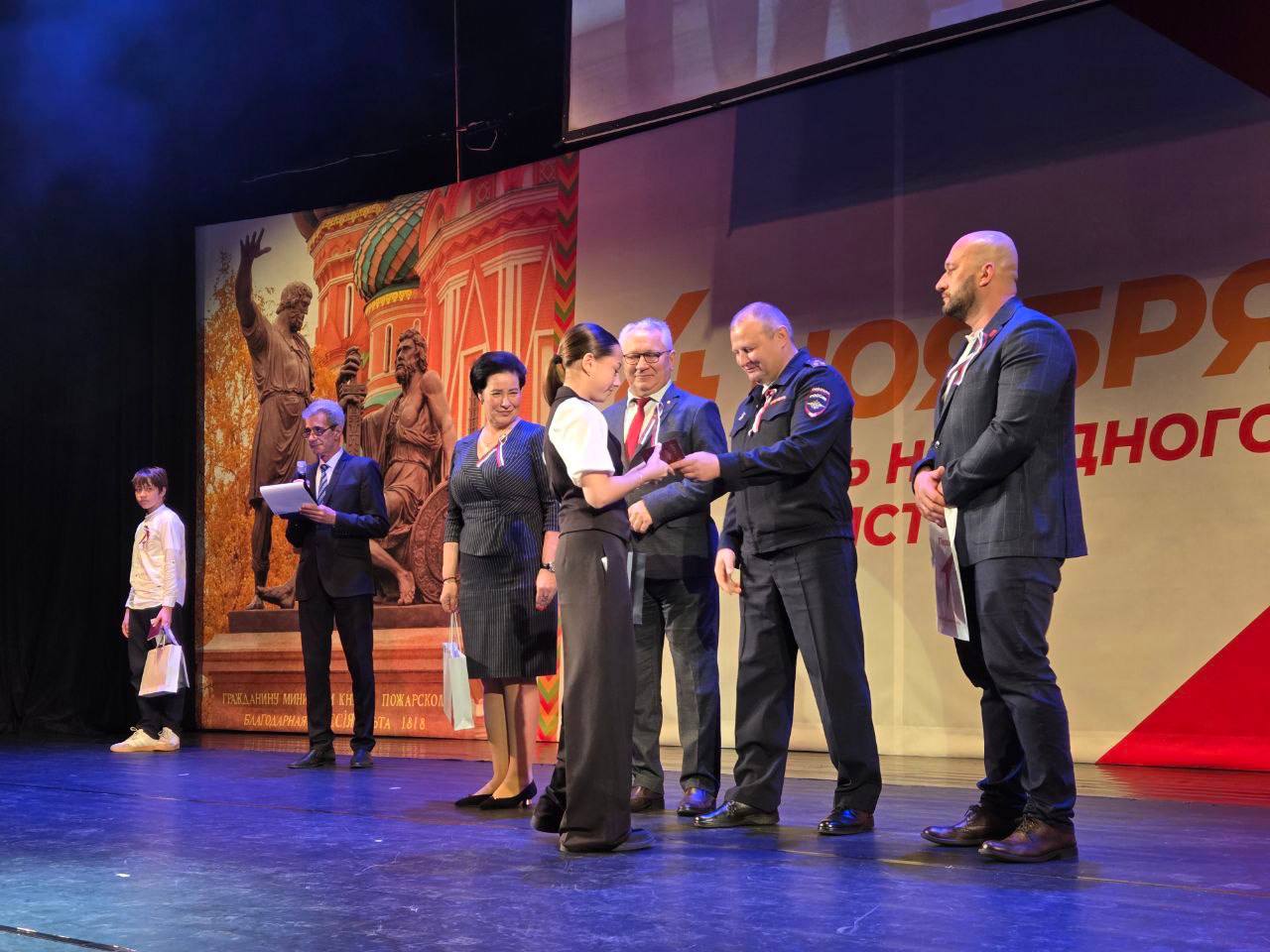 В Калининграде в День народного единства полицейские вручили паспорт гражданина Российской Федерации юным жителям региона В Калининграде в День народного единства полицейские вручили паспорт гражданина Российской Федерации юным жителям региона