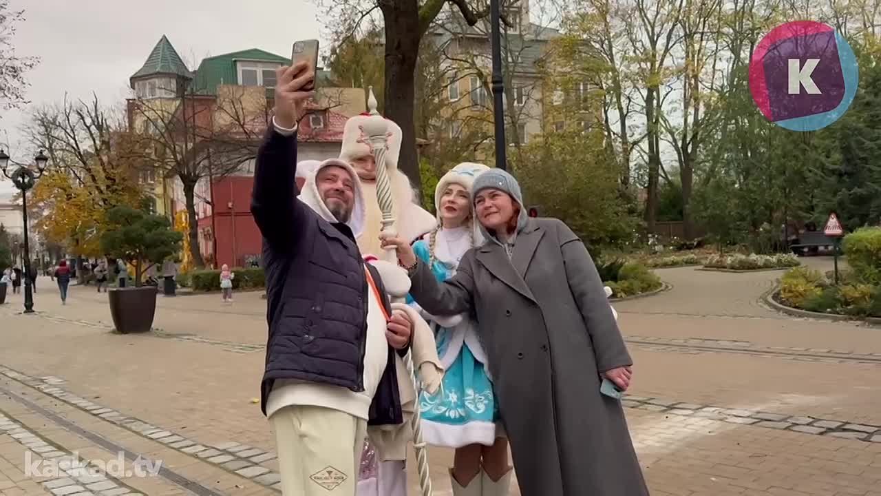 В курортном Зеленоградске местных жителей и туристов с праздником поздравляли Дед Мороз со Снегурочкой