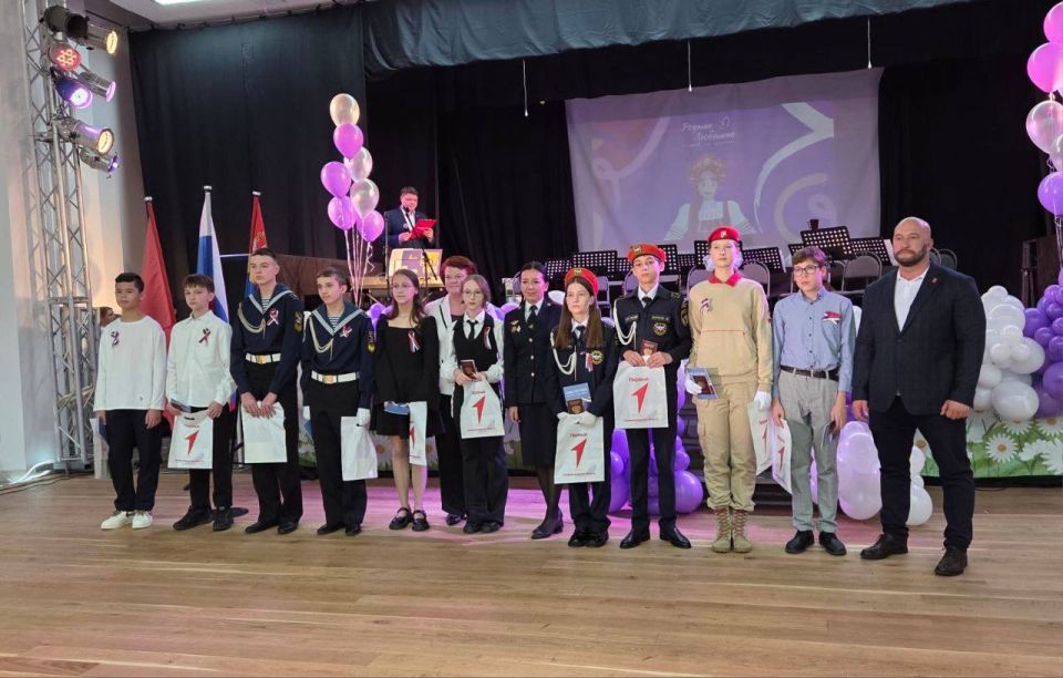 В Калининграде в День народного единства полицейские вручили паспорт гражданина Российской Федерации юным жителям региона В Калининграде в День народного единства полицейские вручили паспорт гражданина Российской Федерации юным жителям региона