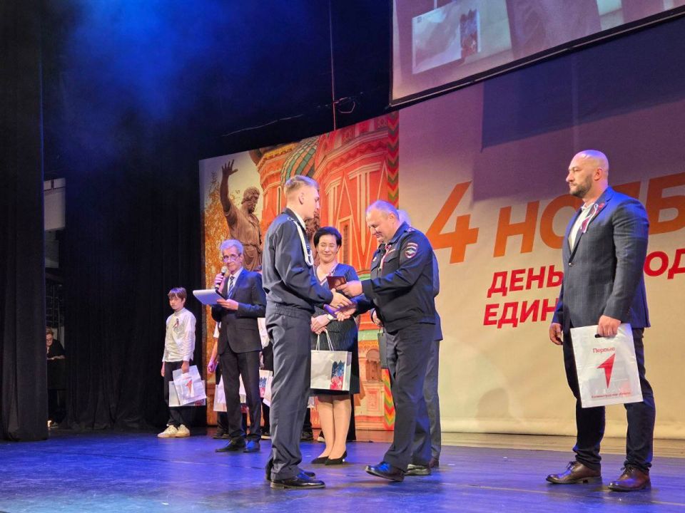 В Калининграде в День народного единства полицейские вручили паспорт гражданина Российской Федерации юным жителям региона В Калининграде в День народного единства полицейские вручили паспорт гражданина Российской Федерации юным жителям региона