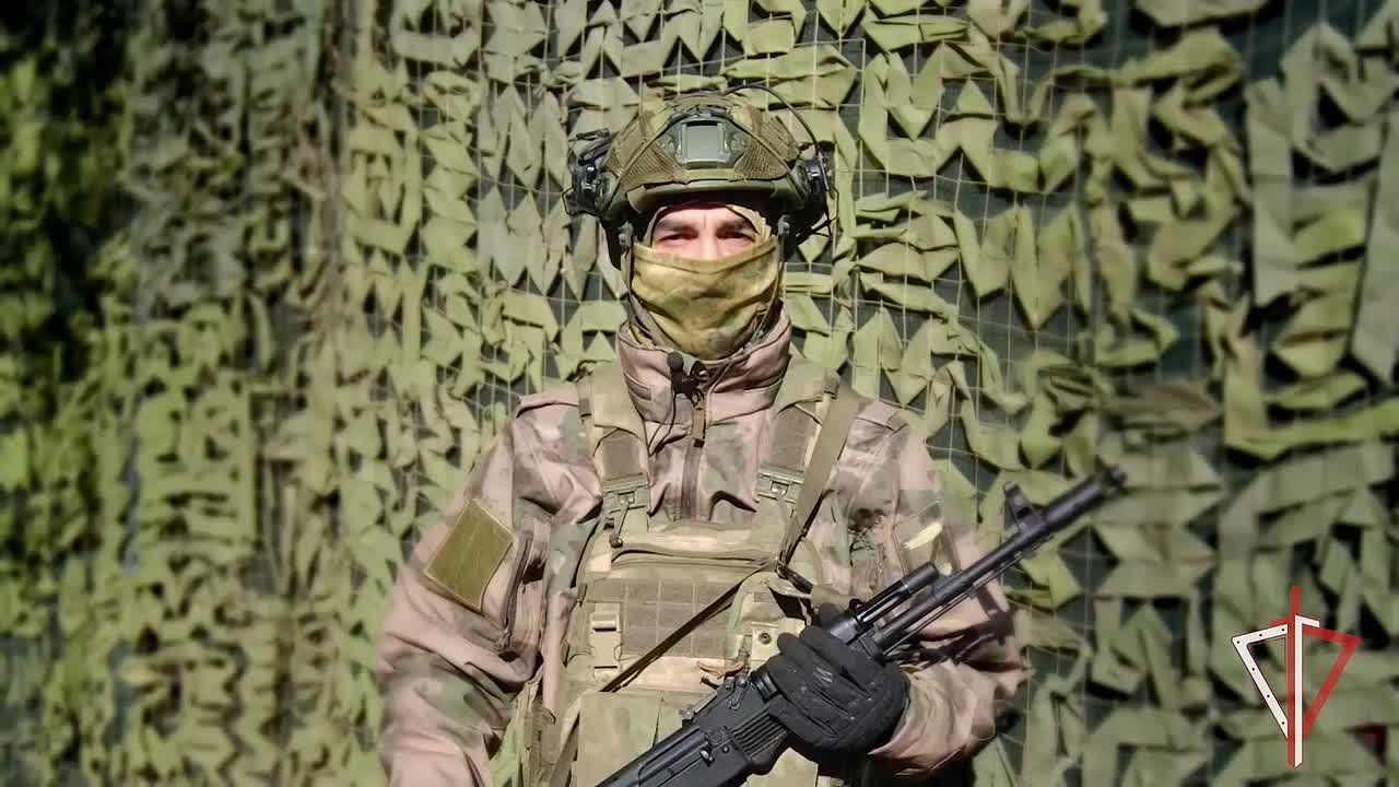 Росгвардейцы, выполняющие задачи на южном направлении в зоне СВО, подготовили видеопоздравление ко Дню народного единства