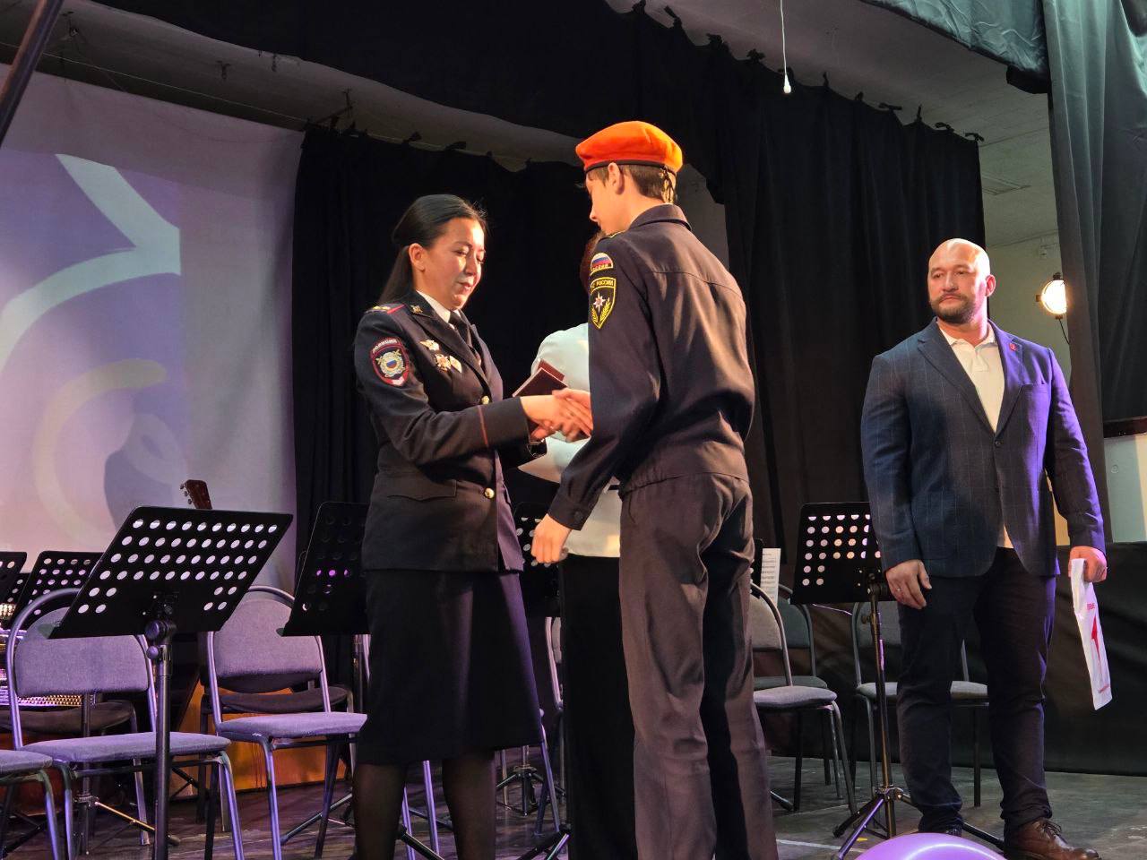 В Калининграде в День народного единства полицейские вручили паспорт гражданина Российской Федерации юным жителям региона В Калининграде в День народного единства полицейские вручили паспорт гражданина Российской Федерации юным жителям региона