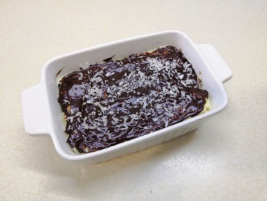 Нежная запеканка с творогом и кокосом: простое лакомство без духовки