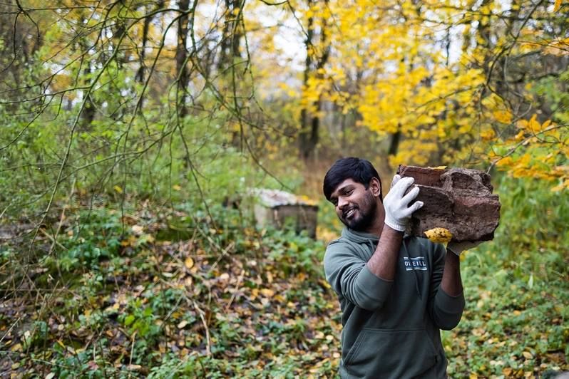 Студенты-иностранцы выучили слово «волонтёр» и помогли собакам из приюта в Талпаках Студенты-иностранцы выучили слово «волонтёр» и помогли собакам из приюта в Талпаках