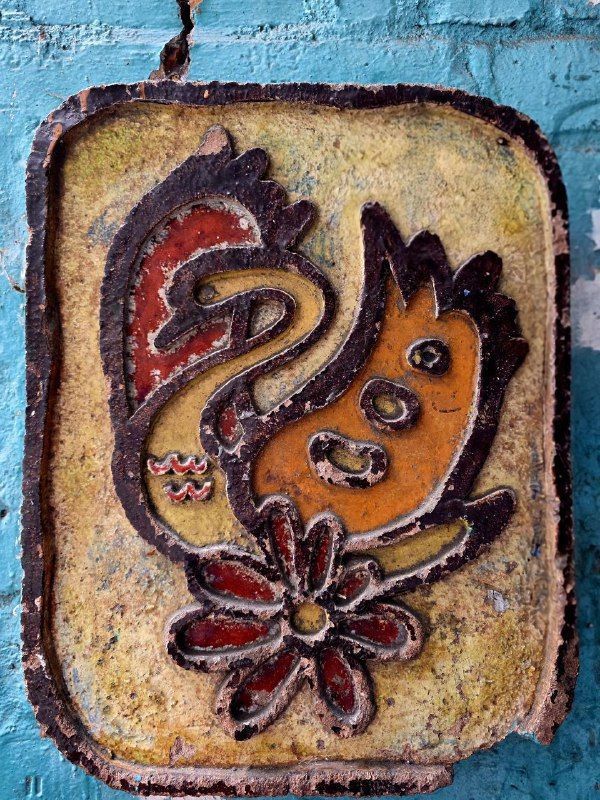 Если с центральных улиц заглядывать во дворы, как это делаем мы, можно найти такие необычные барельефы Если с центральных улиц заглядывать во дворы, как это делаем мы, можно найти такие необычные барельефы