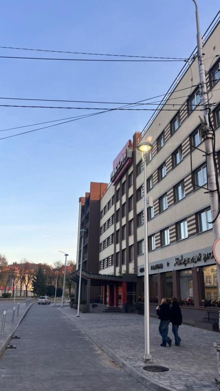 Прямо по центру Советска уложили светящиеся рельсы Прямо по центру Советска уложили светящиеся рельсы