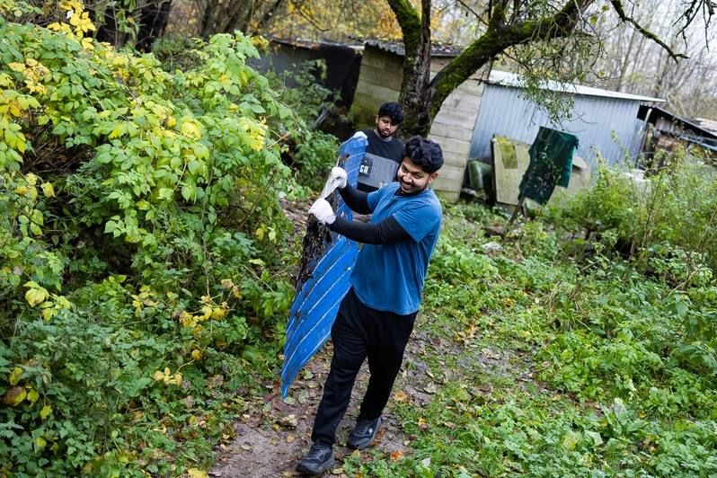 Студенты-иностранцы выучили слово «волонтёр» и помогли собакам из приюта в Талпаках Студенты-иностранцы выучили слово «волонтёр» и помогли собакам из приюта в Талпаках