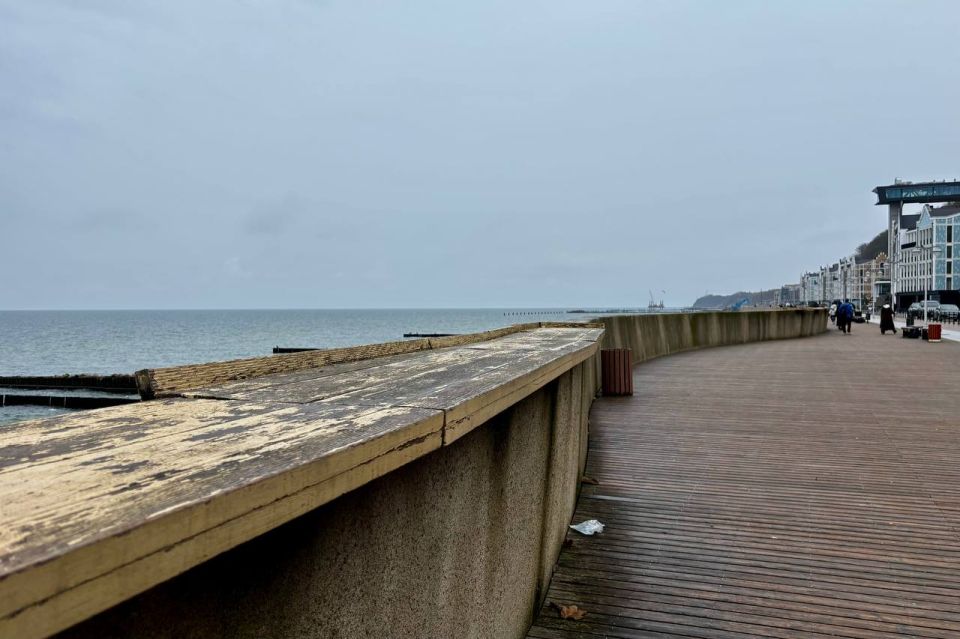 «С потёртостями и ржавчиной»: как выглядит променад в Светлогорске перед ремонтом