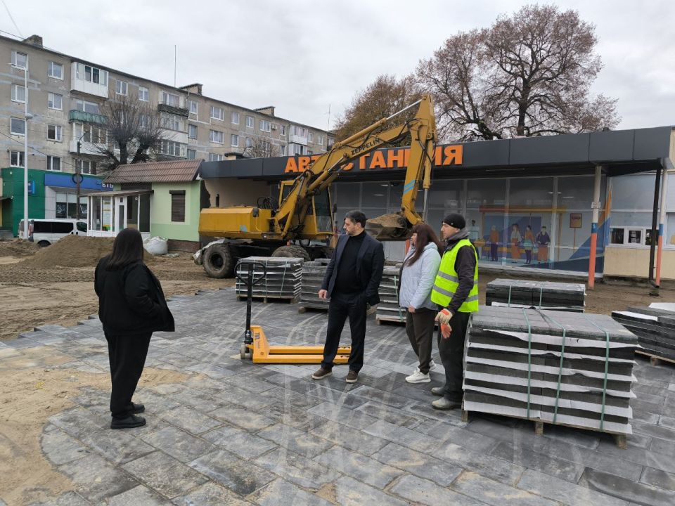 Прямо по центру Советска уложили светящиеся рельсы Прямо по центру Советска уложили светящиеся рельсы