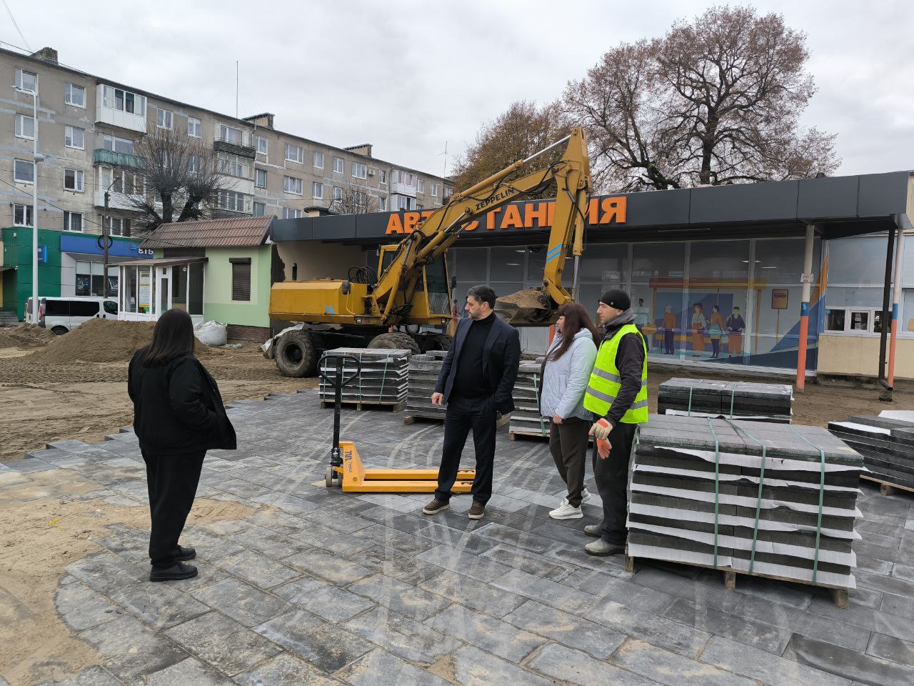 Прямо по центру Советска уложили светящиеся рельсы Прямо по центру Советска уложили светящиеся рельсы
