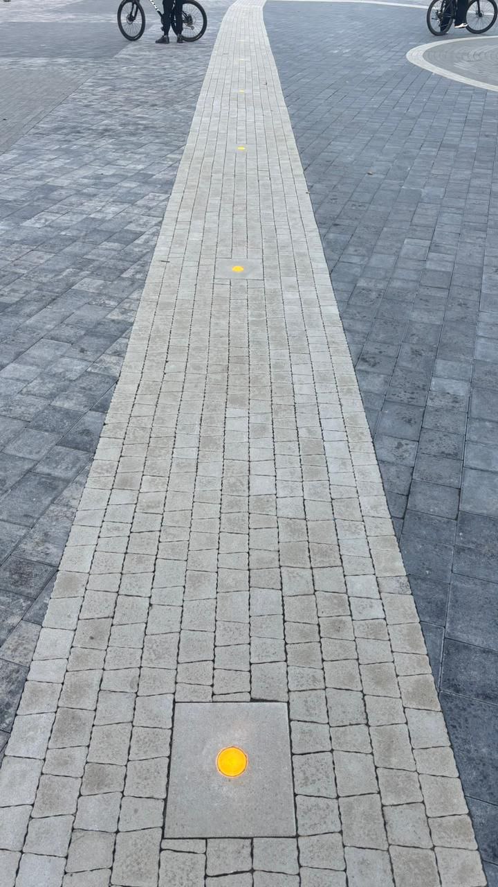 Прямо по центру Советска уложили светящиеся рельсы Прямо по центру Советска уложили светящиеся рельсы