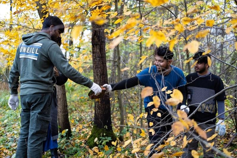 Студенты-иностранцы выучили слово «волонтёр» и помогли собакам из приюта в Талпаках Студенты-иностранцы выучили слово «волонтёр» и помогли собакам из приюта в Талпаках