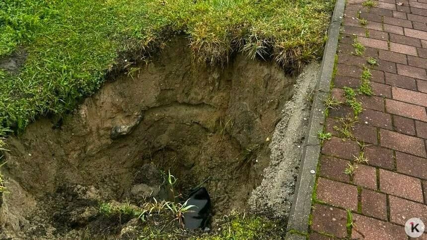 Рядом со стадионом на Острове зияет ничем не огороженная двухметровая яма