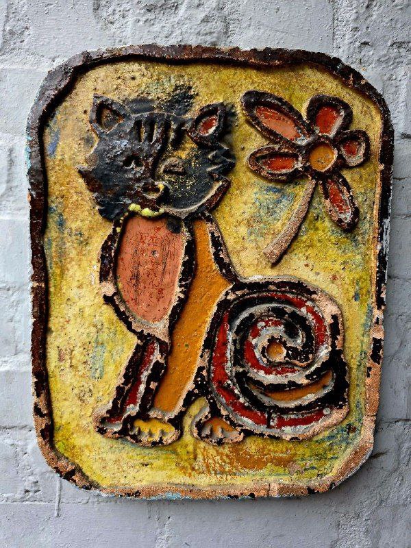 Если с центральных улиц заглядывать во дворы, как это делаем мы, можно найти такие необычные барельефы