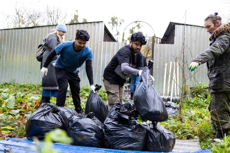 Студенты-иностранцы выучили слово «волонтёр» и помогли собакам из приюта в Талпаках Студенты-иностранцы выучили слово «волонтёр» и помогли собакам из приюта в Талпаках