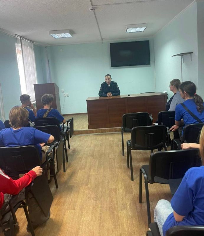 Сотрудники отделения Госавтоинспекции ОМВД России «Зеленоградский» провели беседу с учащимися старших классов МАОУ СОш пос